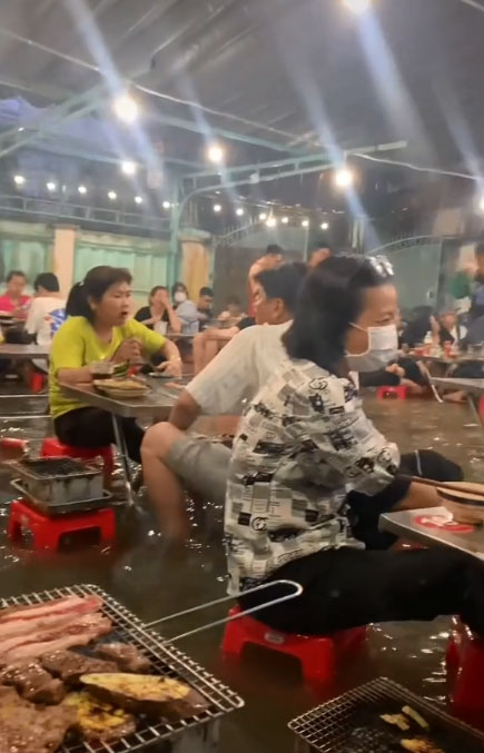 Trải nghiệm đi ăn đồ nướng cực bất ổn của cô gái vào ngày mưa lớn tại Sài Gòn, nhân viên bơi bằng thùng xốp, khách ngồi ăn mà vẫn không yên”-2