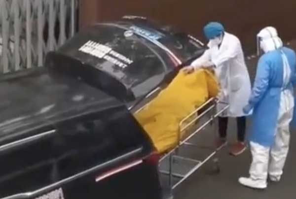 Chuẩn bị đưa thi thể đi xử lý, nhân viên y tế bất ngờ phát hiện bệnh nhân vẫn còn sống, hành động sau đó gây phẫn nộ-1