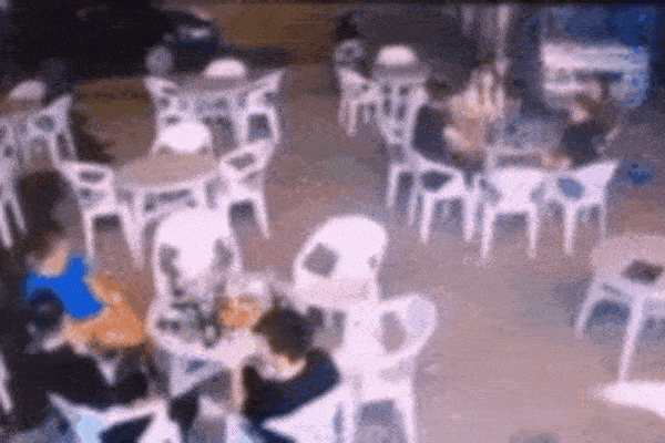 Xe 'điên' lao như tên bắn lên vỉa hè khiến nhóm người ngồi ăn bị tông văng xuống đường