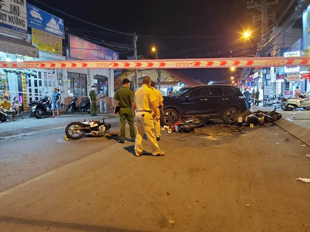 TP.HCM: Công an đang lấy lời khai tài xế lái ô tô tông 10 xe máy, 4 người bị thương ngay chợ Thủ Đức-2