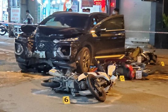 TP.HCM: Công an đang lấy lời khai tài xế lái ô tô tông 10 xe máy, 4 người bị thương ngay chợ Thủ Đức