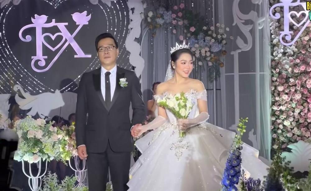 Vua cá koi và Hà Thanh Xuân bật khóc trong đám cưới: Giọt nước mắt hạnh phúc khi đã tìm thấy nhau-1