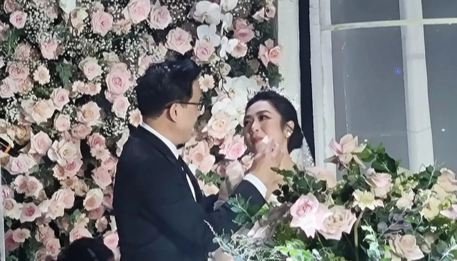 Vua cá koi và Hà Thanh Xuân bật khóc trong đám cưới: Giọt nước mắt hạnh phúc khi đã tìm thấy nhau-2