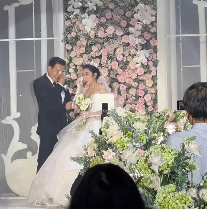 Vua cá koi và Hà Thanh Xuân bật khóc trong đám cưới: Giọt nước mắt hạnh phúc khi đã tìm thấy nhau-3