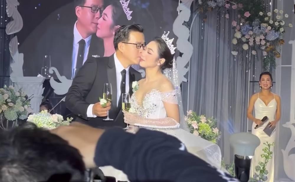 Vua cá koi và Hà Thanh Xuân bật khóc trong đám cưới: Giọt nước mắt hạnh phúc khi đã tìm thấy nhau-4