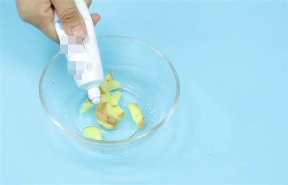 Bóp kem đánh răng vào gừng đem lại hiệu quả tuyệt vời, vợ biết mà làm theo thì được chồng khen cả ngày-1