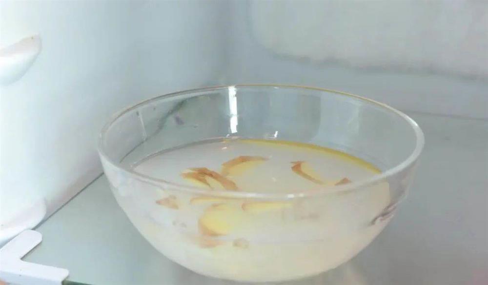 Bóp kem đánh răng vào gừng đem lại hiệu quả tuyệt vời, vợ biết mà làm theo thì được chồng khen cả ngày-2