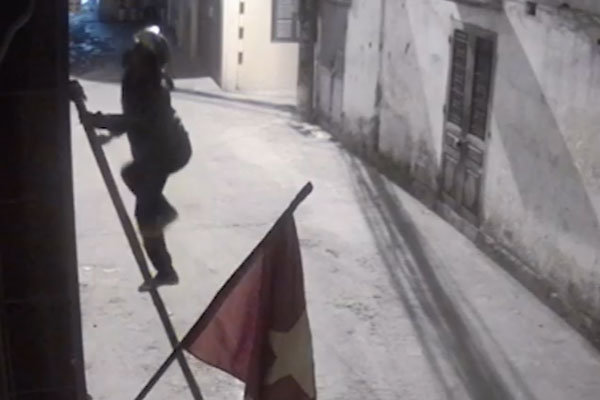 Nửa đêm đang ngủ thấy con trai gọi điện giục dậy, người đàn ông phát hãi với cảnh tượng trên camera trước cửa nhà-5