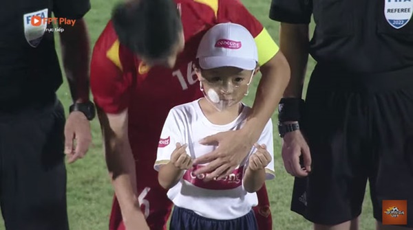 Cậu bé đặc biệt xuất hiện trong trận mở màn của U23 Việt Nam tại SEA Games: Là con trai Văn Quyết, cháu ngoại cựu chủ tịch CLB Sài Gòn-3