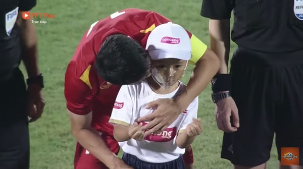 Cậu bé đặc biệt xuất hiện trong trận mở màn của U23 Việt Nam tại SEA Games: Là con trai Văn Quyết, cháu ngoại cựu chủ tịch CLB Sài Gòn-4