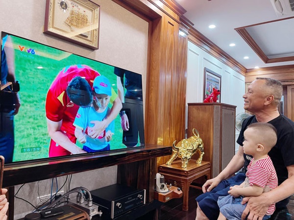 Cậu bé đặc biệt xuất hiện trong trận mở màn của U23 Việt Nam tại SEA Games: Là con trai Văn Quyết, cháu ngoại cựu chủ tịch CLB Sài Gòn-5