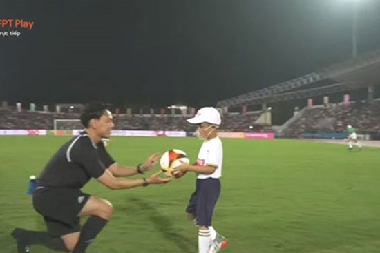 Cậu bé đặc biệt xuất hiện trong trận mở màn của U23 Việt Nam tại SEA Games: Là con trai Văn Quyết, cháu ngoại cựu chủ tịch CLB Sài Gòn