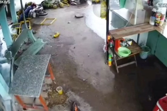 Phát hiện nam thanh niên nằm bất động giữa sân, chủ nhà 