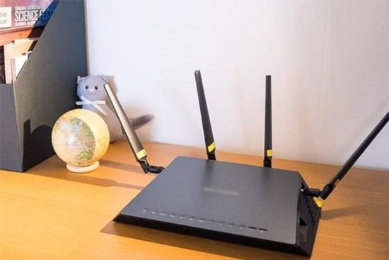 Đặt 2 thứ này cạnh bộ phát wifi, bảo sao mạng chập chờn, 