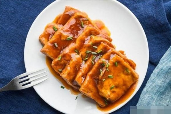 Dạy bạn cách rán đậu phụ không bị vỡ và không dính chảo, làm đúng 2 bước sau-1