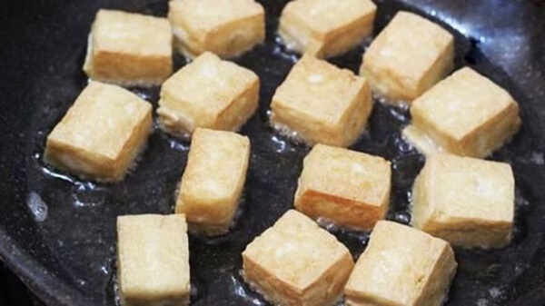 Dạy bạn cách rán đậu phụ không bị vỡ và không dính chảo, làm đúng 2 bước sau-3