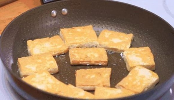 Dạy bạn cách rán đậu phụ không bị vỡ và không dính chảo, làm đúng 2 bước sau-4
