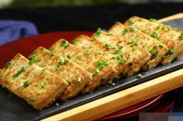 Dạy bạn cách rán đậu phụ không bị vỡ và không dính chảo, làm đúng 2 bước sau-5