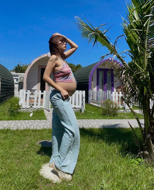 Bà bầu chịu chơi gọi tên Hạt Mít: Bụng vượt mặt vẫn chụp ảnh như Gen Z, concept nào cũng thử-2