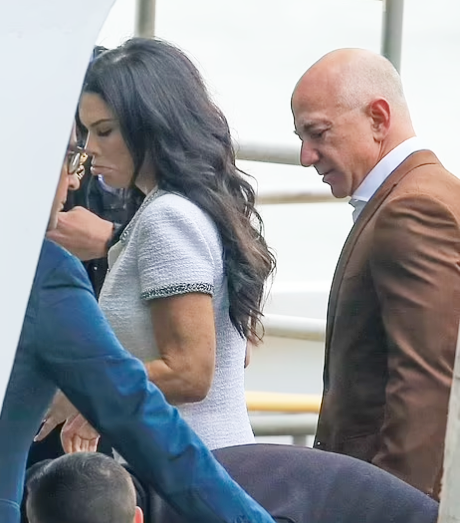 Tỷ phú Amazon đưa bạn gái đi sự kiện, gặp phải tình huống trớ trêu, phản ứng kém duyên của kẻ thứ 3 khiến dư luận sôi máu-3