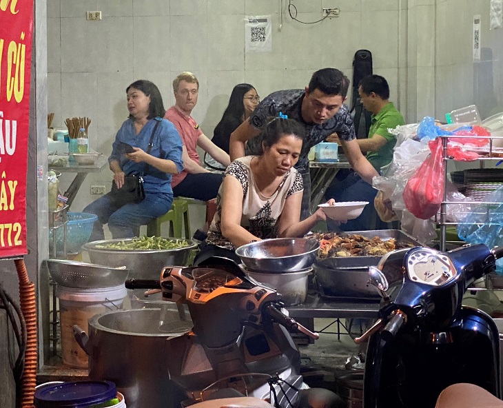 Khám phá quán bún đầu cá 22 năm giữa phố Cổ Hà Nội, ngày bán 500 suất-6