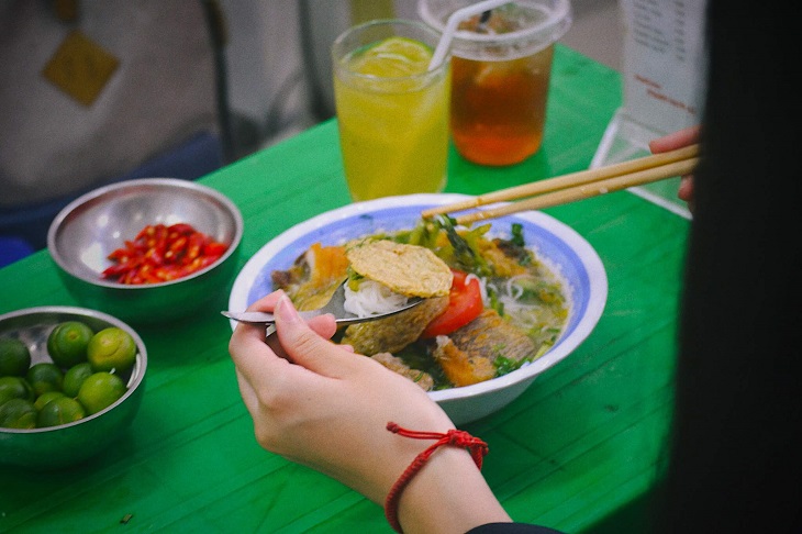 Khám phá quán bún đầu cá 22 năm giữa phố Cổ Hà Nội, ngày bán 500 suất-7