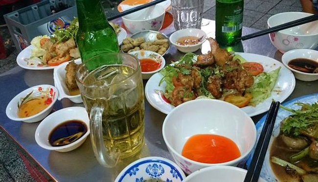 Đặt 30 nghìn xuống bàn nhậu ở quán ăn, chàng trai khiến cô nhân viên bật khóc tại chỗ nhưng câu chuyện xảy đến tiếp theo mới ngoài sức tưởng tượng!-1