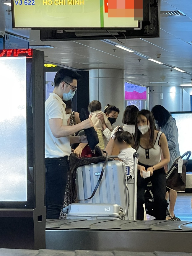 Ngô Thanh Vân - Huy Trần xuất hiện tại sân bay Đà Nẵng, rạng rỡ đón gia đình tới dự đám cưới-2