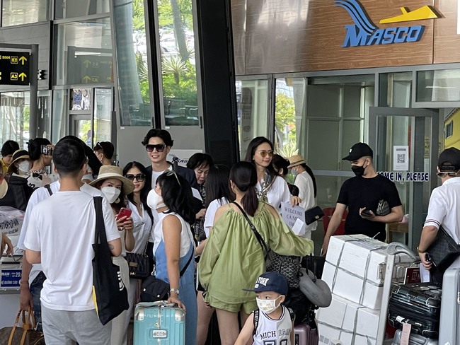 Ngô Thanh Vân - Huy Trần xuất hiện tại sân bay Đà Nẵng, rạng rỡ đón gia đình tới dự đám cưới-6