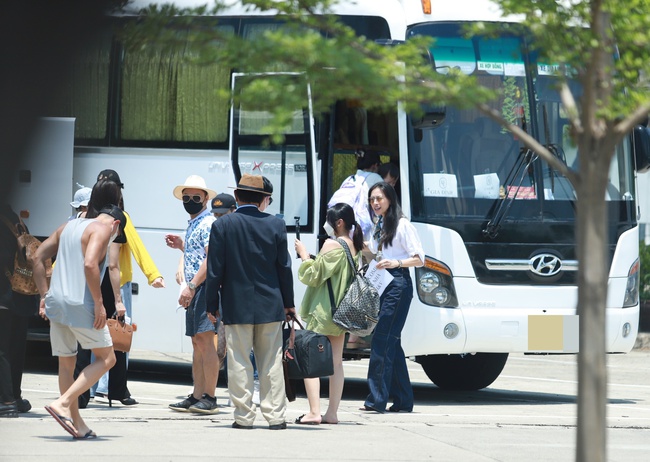 Ngô Thanh Vân - Huy Trần xuất hiện tại sân bay Đà Nẵng, rạng rỡ đón gia đình tới dự đám cưới-12