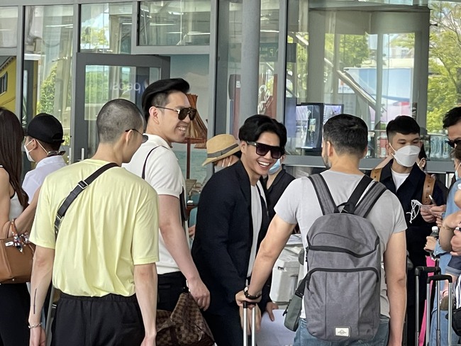 Ngô Thanh Vân - Huy Trần xuất hiện tại sân bay Đà Nẵng, rạng rỡ đón gia đình tới dự đám cưới-8