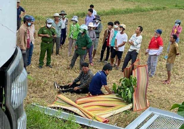 Xe cẩu vướng dây điện trần, 2 người thương vong-2