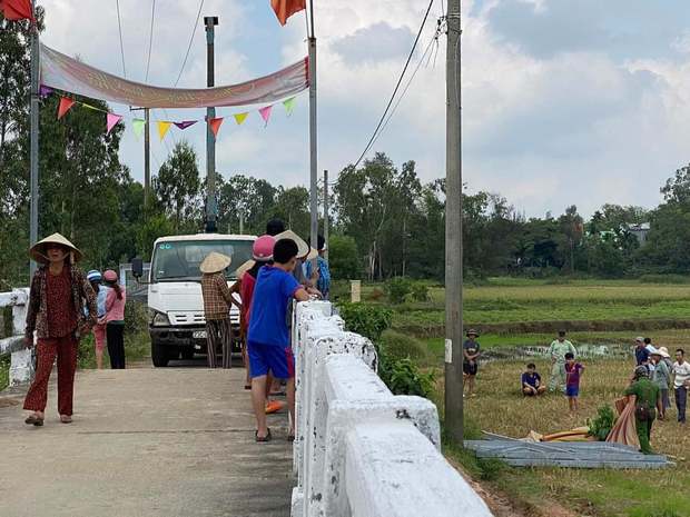 Xe cẩu vướng dây điện trần, 2 người thương vong-1