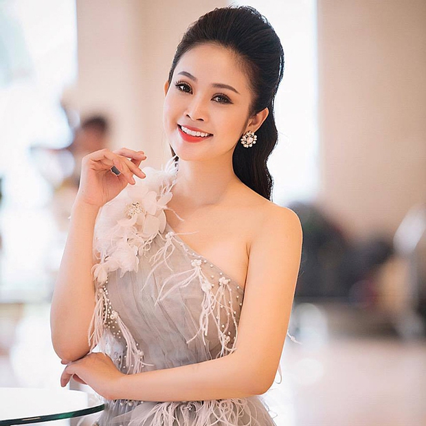 Hôn nhân của nữ MC có nụ cười đẹp nhất VTV cùng chồng kém 5 tuổi ra sao?-1