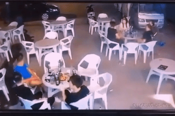 Ô tô đâm bay con bò, gây tai vạ cho người đàn ông đi xe máy-1