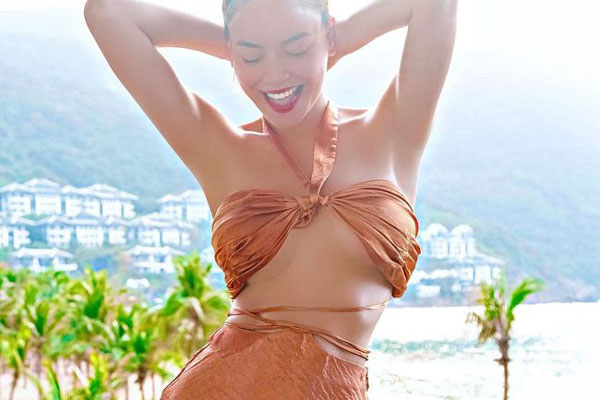 Hồ Ngọc Hà khoe body nóng bỏng với thời trang đi biển độc đáo-5