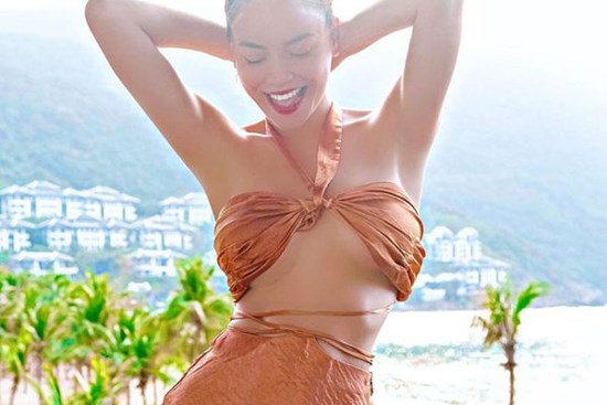 Hồ Ngọc Hà diện váy ngắn lại cắt xẻ cực bạo, khoe body 