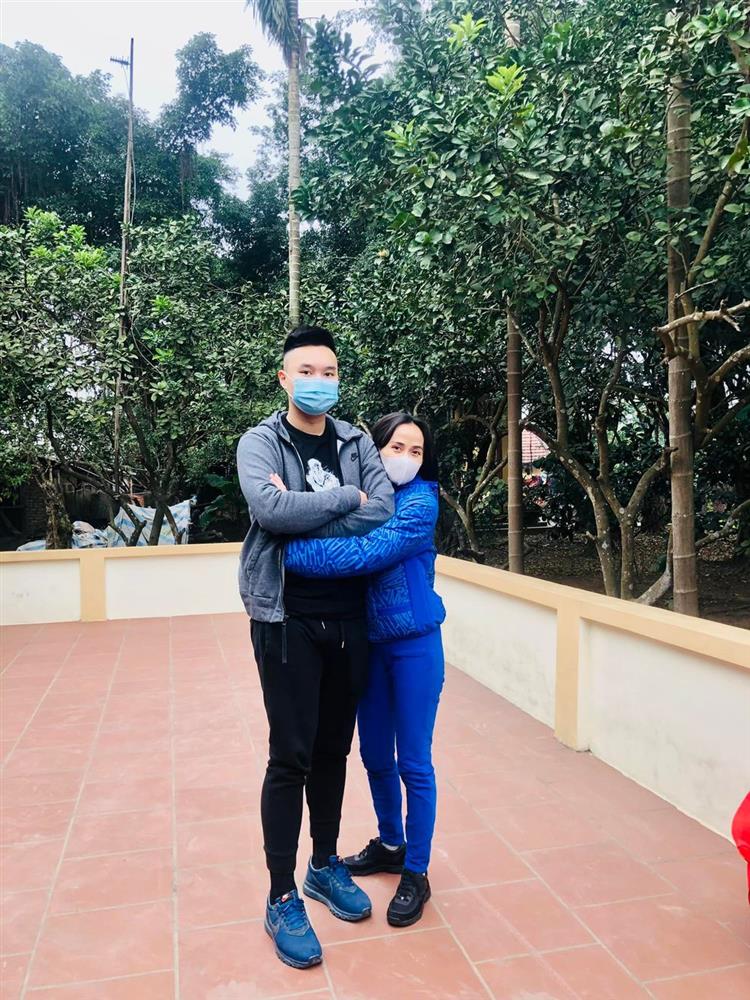 BTV Hoa Thanh Tùng: Lên sếp ở VTV, vợ ngày càng trẻ đẹp, con trai cực bảnh cao gần 1m90-11