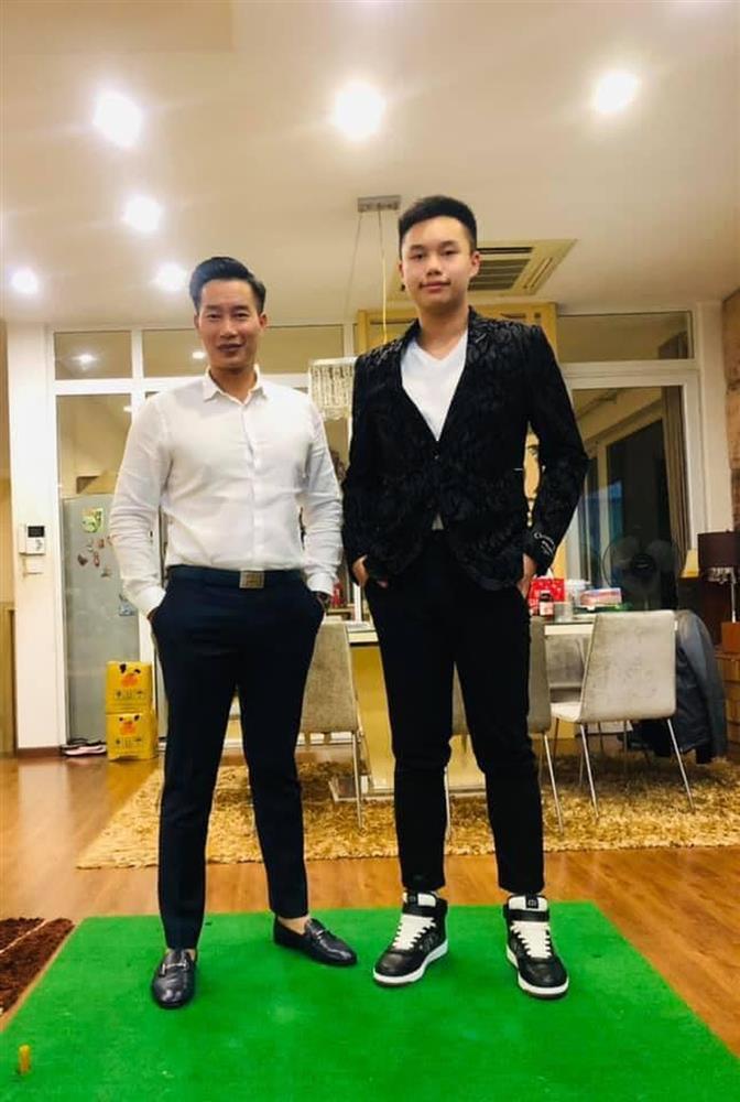 BTV Hoa Thanh Tùng: Lên sếp ở VTV, vợ ngày càng trẻ đẹp, con trai cực bảnh cao gần 1m90-12