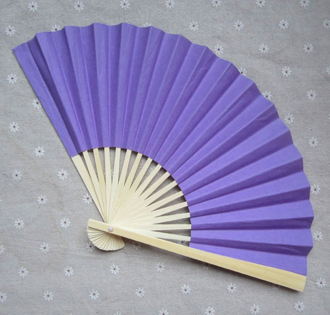 Câu đố Tiếng Việt: Thân em xưa ở bụi tre, mùa đông xếp lại, mùa hè mở ra. Đố là cái gì? – Ai sáng dạ lắm mới đoán ra-2