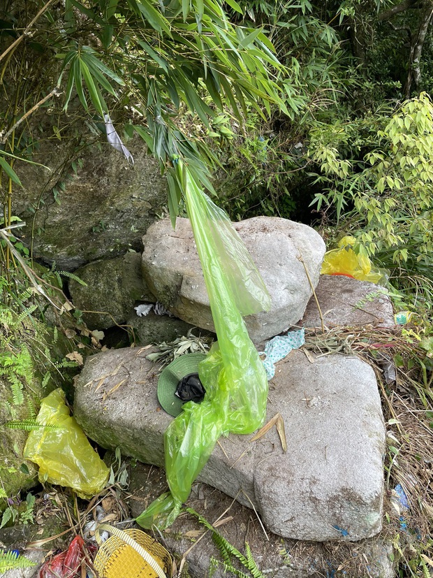 Cận cảnh những món đồ còn sót lại tại nơi du khách U60 rơi xuống suốt 7 ngày ở Yên Tử: Nhiều chai nhựa, túi nylon, thức ăn-4