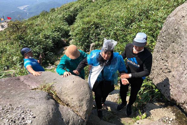 Cận cảnh những món đồ còn sót lại tại nơi du khách U60 rơi xuống suốt 7 ngày ở Yên Tử: Nhiều chai nhựa, túi nylon, thức ăn-5