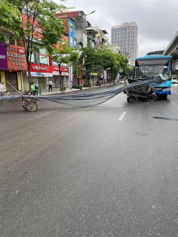 Xe chở sắt xuyên thủng xe buýt trên phố Hà Nội, hiện trường gây thất kinh-3