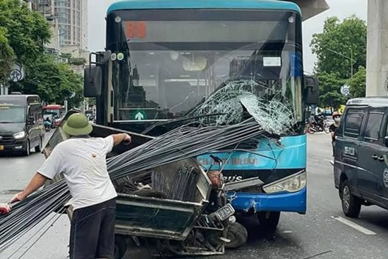 Xe chở sắt xuyên thủng xe buýt trên phố Hà Nội, hiện trường gây thất kinh