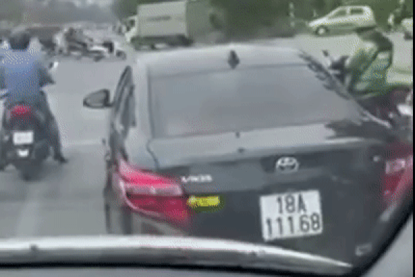 Chiếc ô tô 7 chỗ chở 4 trẻ em mất lái khó hiểu bay trên dải phân cách rồi lộn nhào đầy kinh hãi-2