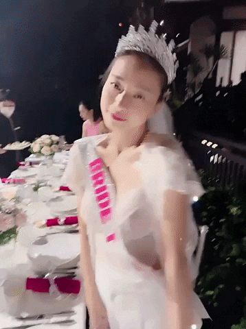 Cô dâu Ngô Thanh Vân nhí nhảnh tạo dáng trong tiệc chia tay đời độc thân trước hôn lễ-1
