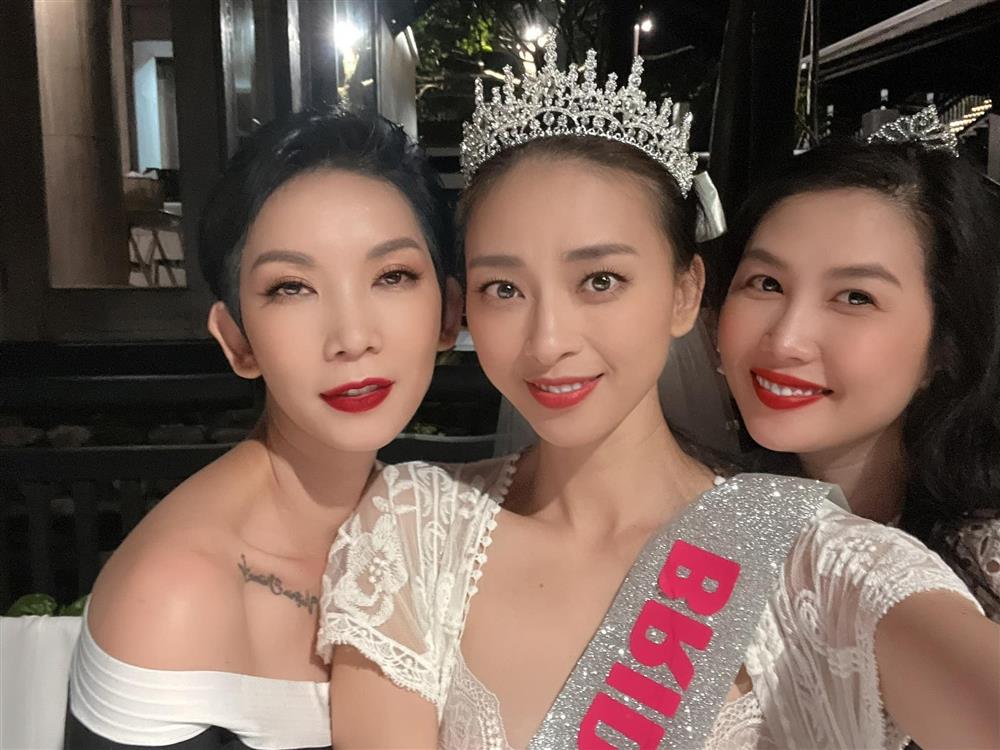 Cô dâu Ngô Thanh Vân nhí nhảnh tạo dáng trong tiệc chia tay đời độc thân trước hôn lễ-2