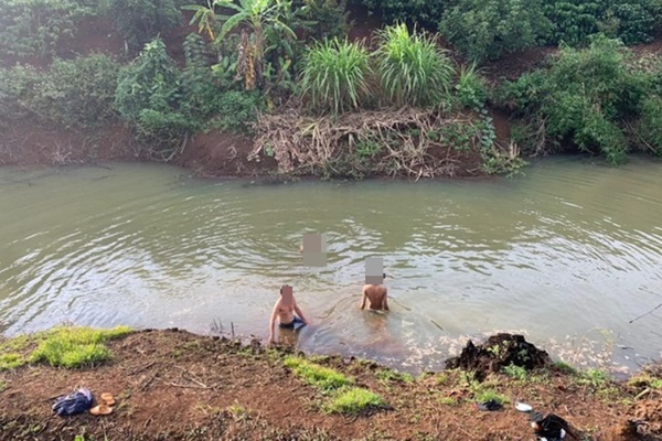 Rùng mình clip hai thanh niên câu cá vừa giật cần đã suýt mất mạng ở Lào Cai-2