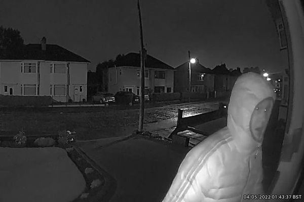 Nửa đêm đang ngủ thấy con trai gọi điện giục dậy, người đàn ông phát hãi với cảnh tượng trên camera trước cửa nhà-2