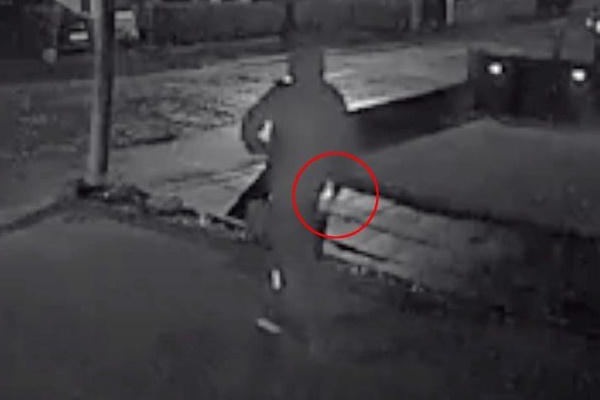 Nửa đêm đang ngủ thấy con trai gọi điện giục dậy, người đàn ông phát hãi với cảnh tượng trên camera trước cửa nhà-3